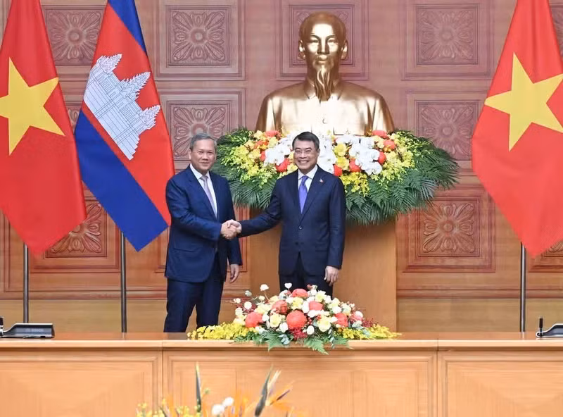 Vietnamese Prime Minister Le Minh Hung (R) and his Cambodian counterpart Hun Manet. (Photo: NDO)