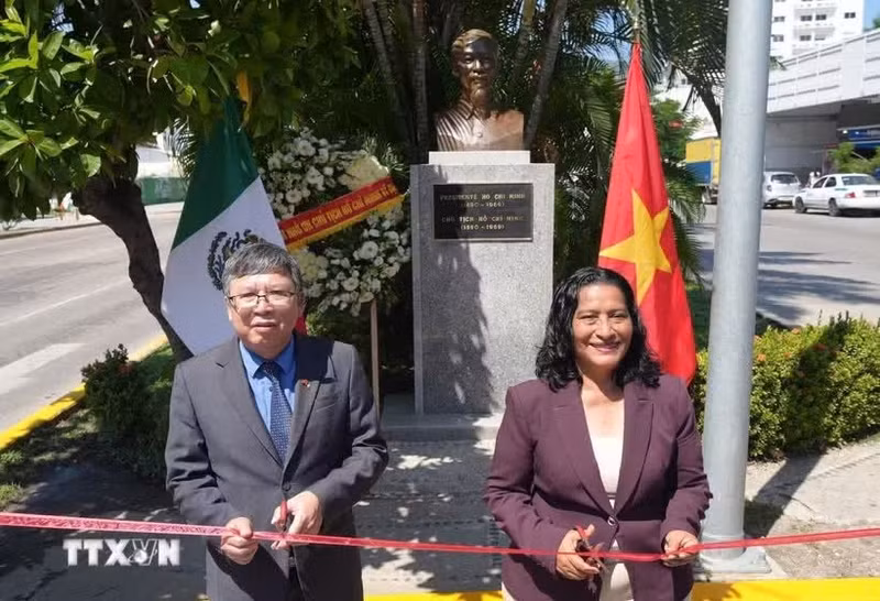 Vietnamese Ambassador to Mexico Nguyen Van Hai (left) and Acapulco Mayor Abelina Lopez Rodriguez at the ceremony inaugurating the restored statue of President Ho Chi Minh. (Photo: VNA)