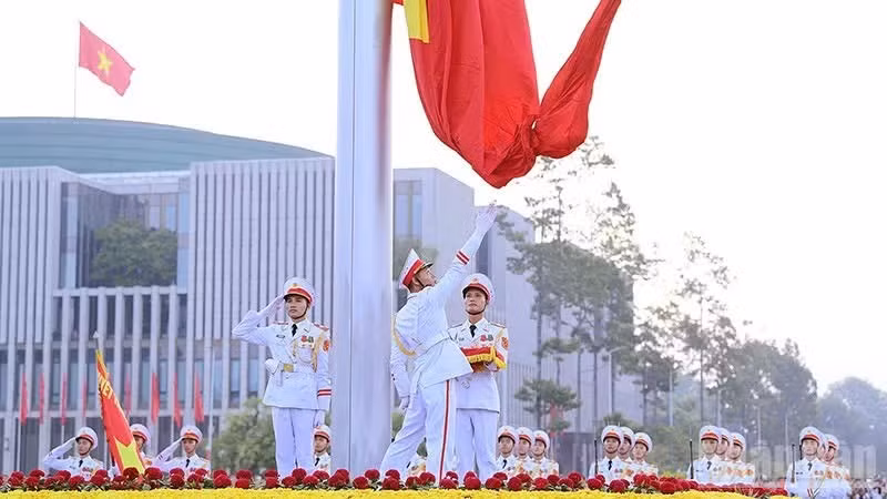 At 6 am on September 2, the national flag is hoisted to the top of the 29-metre-high flagpole amid a solemn atmosphere. (Photo: NDO)