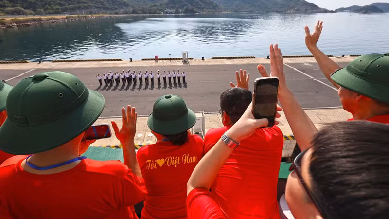 Delegates wave farewell at the send-off ceremony, beginning the working visit to the Truong Sa Archipelago and DK1 platform.