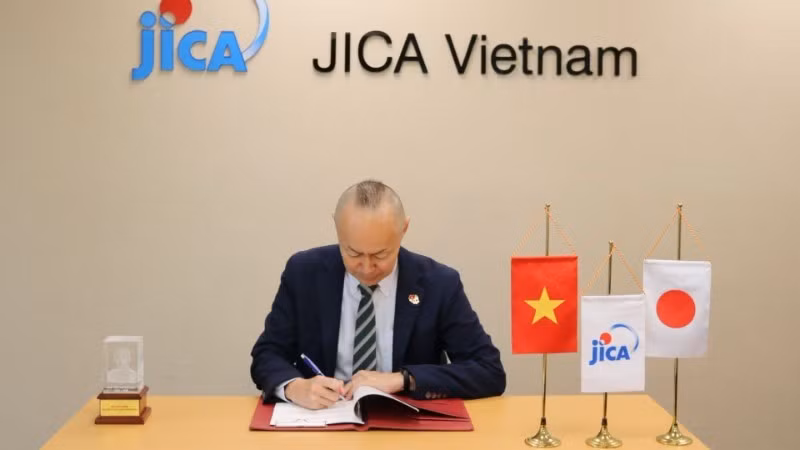 Kobayashi Yosuke, Chief Representative of JICA Viet Nam Office, signs the 50 billion yen loan agreement. 