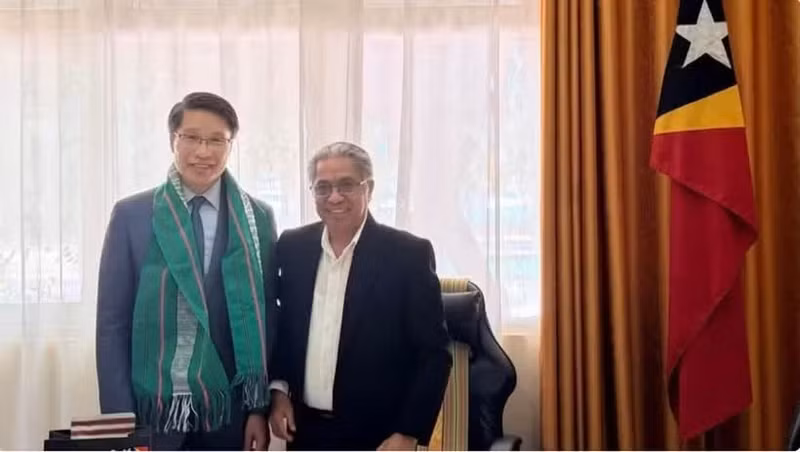 Vietnamese Ambassador to Timor-Leste Pham Binh Dam (left) and Timor-Leste’s Minister of Agriculture, Livestock, Fisheries and Forestry Marcos da Cruz at their meeting (Photo courtesy of the Vietnamese Embassy in Timor-Leste) 