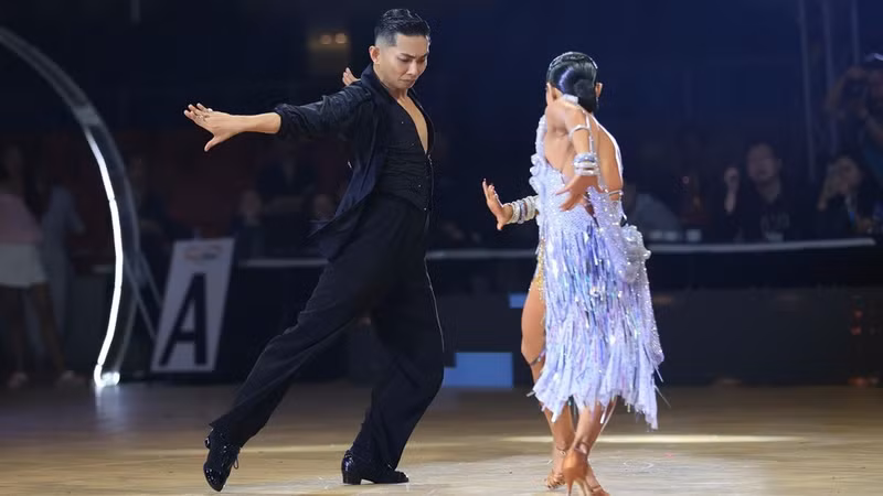 Phan Hien and Thu Huong's solo Samba performance at the Philippine Superstars Open Dance Festival 2026 in Manila. (Photo: nhandan.vn)