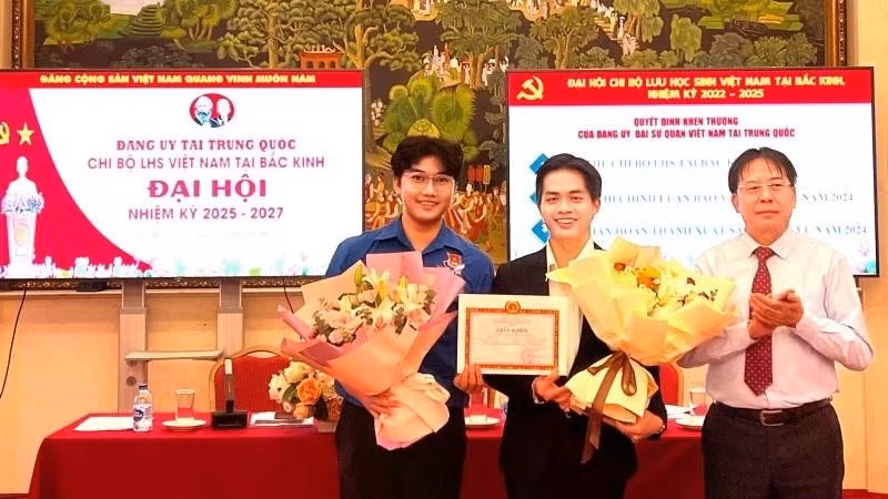Nguyen Hong Phuc (left) receives an award at the Political Theory Writing Contest on Protecting the Party’s Ideological Foundations organised by the Ministry of Foreign Affairs. (Photo courtesy of the interviewee)