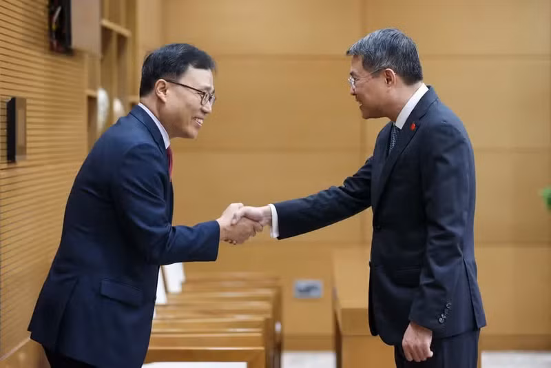 Prime Minister Le Minh Hung (right) and RoK Ambassador to Viet Nam Choi Young-sam at their meeting on June 29 (Photo: VGP)