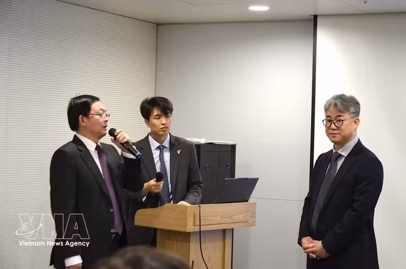 Deputy Prime Minister Ho Quoc Dung talks with the host executives of the SK Telecom-operated AI data centre on September 7. (Photo: VNA)