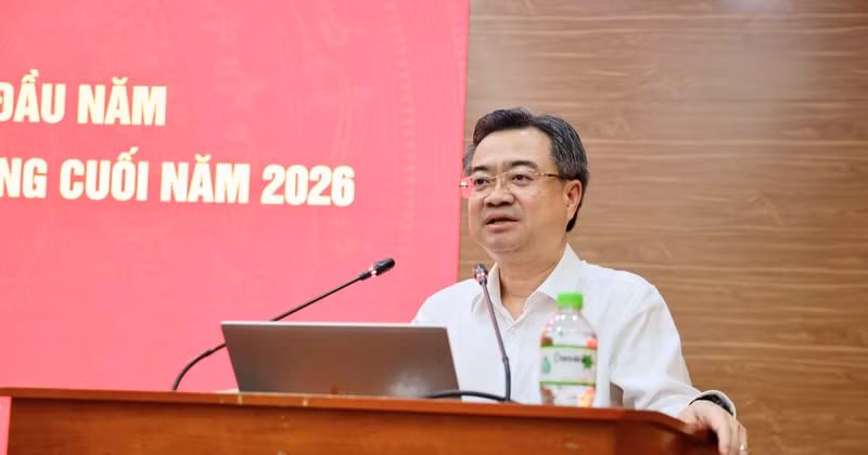 Nguyen Thanh Nghi, Politburo Member, Secretary of the Party Central Committee and Head of the Commission for Policies and Strategies, delivers remarks at the conference.