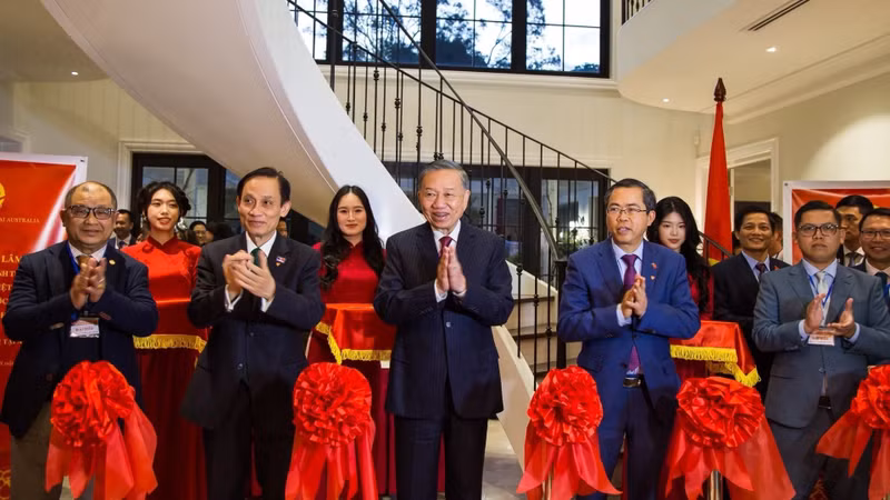 During his State visit to Australia in August 2026, Party General Secretary and State President To Lam, Minister of Foreign Affairs Le Hoai Trung, Vietnamese Ambassador to Australia Pham Hung Tam and Tran Ba Phuc (far left) cut the ribbon to inaugurate Viet Nam House in Australia. (Photo courtesy of the interviewee)