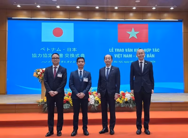Representatives from VNSC, JAXA, and JICA Viet Nam pose for a commemorative photo. (Photo: VNSC)