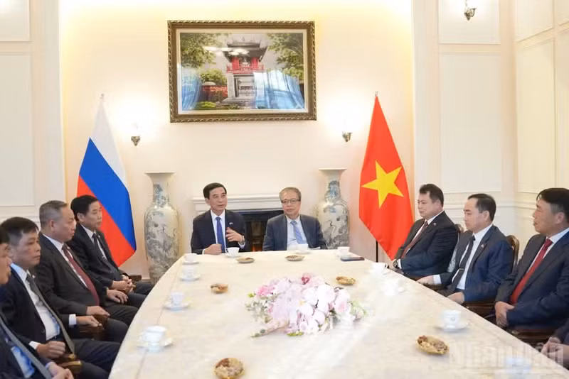 General Phan Van Giang and the high-level delegation of Vietnamese Ministry of National Defence visit the Embassy of Viet Nam in Russia.
