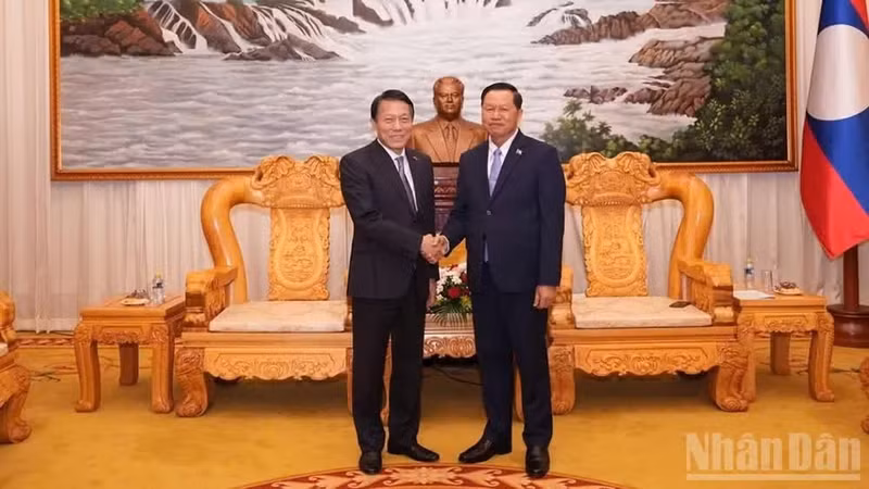 Vietnamese Minister of Public Security General Luong Tam Quang (left) and his Lao counterpart, Senior Lieutenant General Vanthong Kongmany, at their meeting in Vientiane on October 9, 2026 (Photo: DUY TOAN)