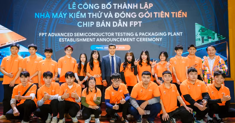 Principal of FPT Polytechnic College Vu Chi Thanh and students participate in a semiconductor chip manufacturing event.