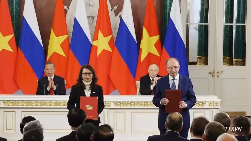 General Secretary and President To Lam and Russian President Vladimir Putin witness the exchange of cooperation documents between the two countries. (Photo: VNA)