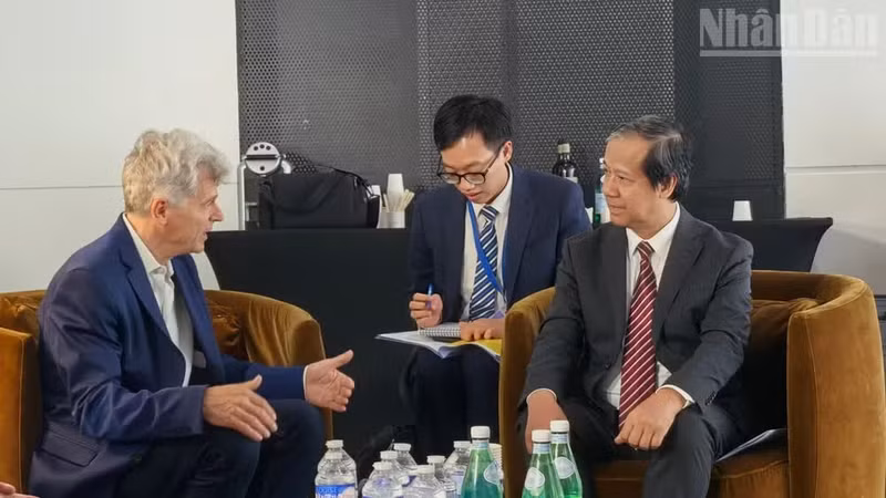 The meeting between Nguyen Kim Son (right), member of the Communist Party of Viet Nam Central Committee and Vice Chairman of its Commission for Strategies and Policies, and National Secretary of the French Communist Party (PCF) Fabien Roussel (Photo: NDO) 