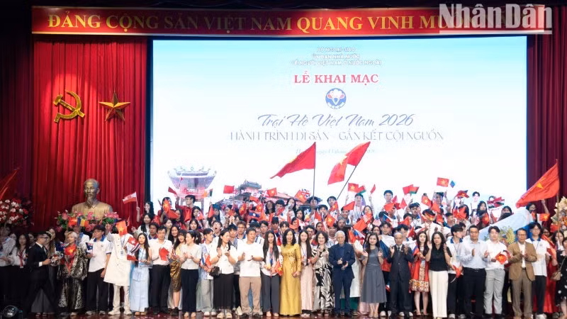 The Organising Committee poses for a photo with delegates attending the Viet Nam Summer Camp 2026. (Photo: MINH DUY)