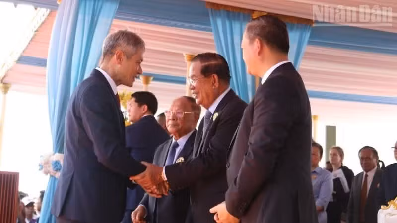 Vietnamese Ambassador to Cambodia Nguyen Minh Vu congratulates the senior leaders of the CPP on the occasion of the Party's 74th founding anniversary. (Photo: Dinh Truong)