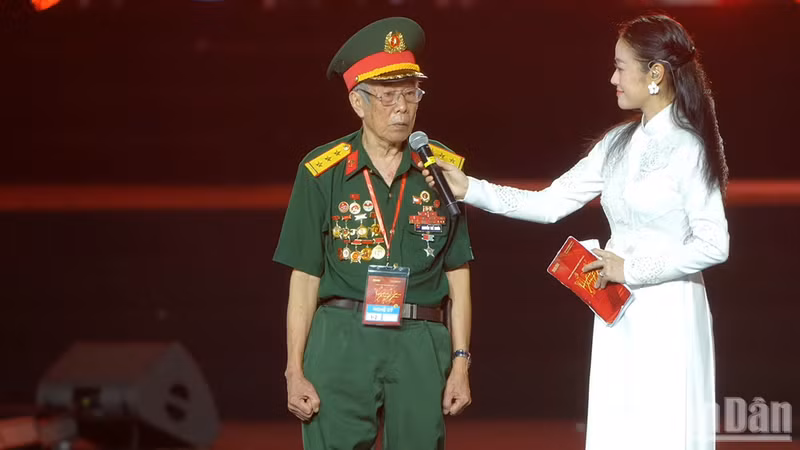 Veteran Nguyen The Nghia, a former prisoner at Phu Quoc Prison, and his comrades drew the national flag with their own blood during their years in captivity.