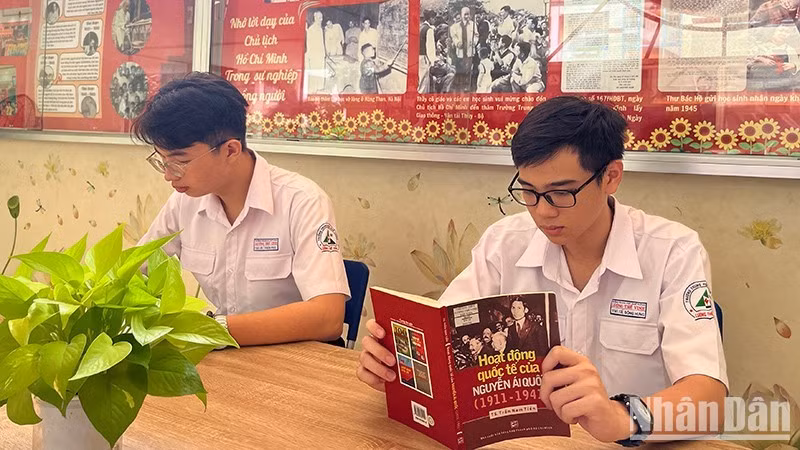 Students of Luong The Vinh High School read books at the school’s Ho Chi Minh Cultural Space.