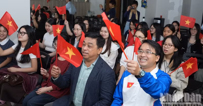 Students watch a livestream of the political-artistic programme “Fatherland in Our Hearts” on Nhan Dan Newspaper’s official digital platforms.