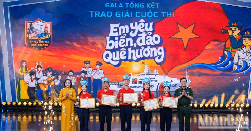General Phan Van Giang, Politburo Member, Deputy Secretary of the Central Military Commission, Deputy Prime Minister and Minister of National Defence, and Nguyen Thi Thanh, Member of the Party Central Committee and Vice Chairwoman of the National Assembly, present the first prize to the Bach Long Vi team from Hai Phong. (Photo: DUC TINH)