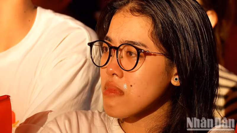 The Ho Chi Minh City audiences are deeply moved by the sacrifices of previous generations.