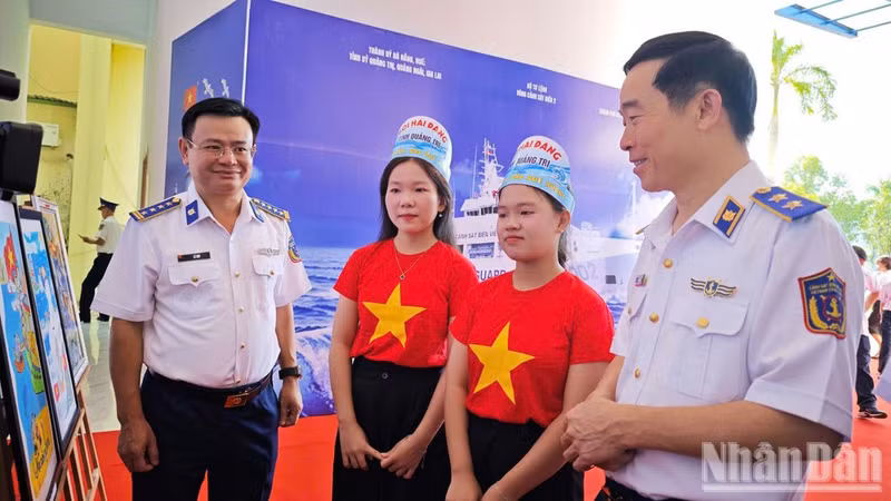 Lieutenant General Bui Quoc Oai, Political Commissar of the Viet Nam Coast Guard, visits an art exhibition themed “The Homeland’s Seas and Islands and Coast Guard Soldiers”. (Photo: DUC TINH)