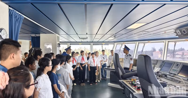 Students visit a Coast Guard vessel at the Coast Guard Region Command. (Photo: DUC TINH)