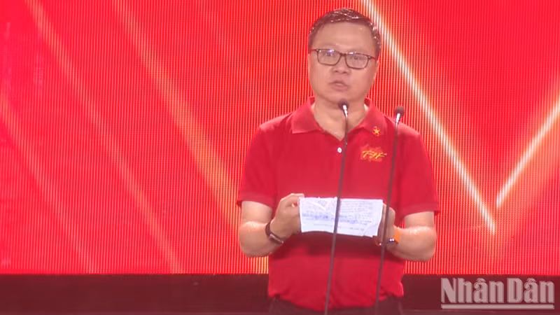 Journalist Le Quoc Minh, Member of the Party Central Committee, Editor-in-Chief of Nhan Dan (People) Newspaper, Deputy Head of the Party Central Committee’s Commission for Communication and Education, Chairman of the Viet Nam Journalists’ Association, and Head of the programme’s Steering Committee.