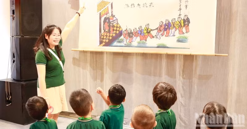 Children explore the beauty of traditional culture during the Mid-Autumn Festival in Ha Noi’s Old Quarter. (Photo: GIANG NAM)