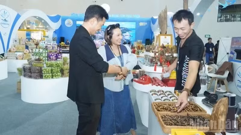 Visitors visit a booth featuring agarwood products which were recognised as four-star OCOP products at Dang Gia Khanh Hoa Agarwood in Tu Bong, Khanh Hoa Province. (Photo: NGUYEN TRUNG)