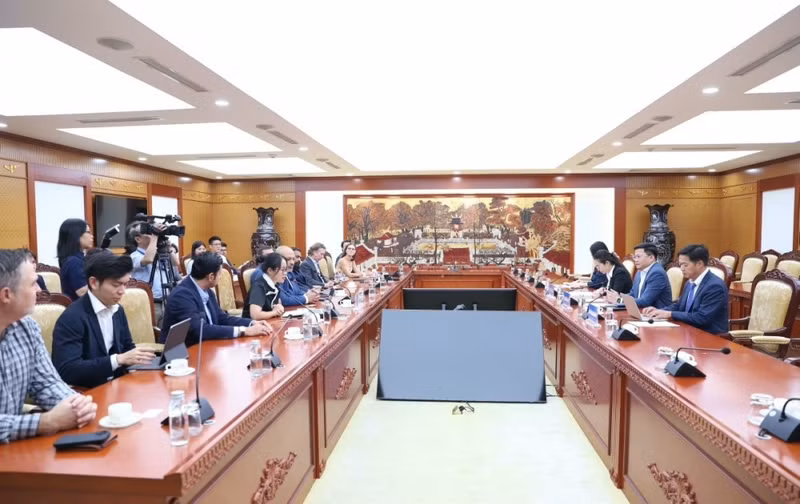 The working session between Deputy Minister of Finance Nguyen Duc Tam and a delegation of foreign investors led by venture capital fund Argor Capital (Photo: tapchikinhtetaichinh.vn)