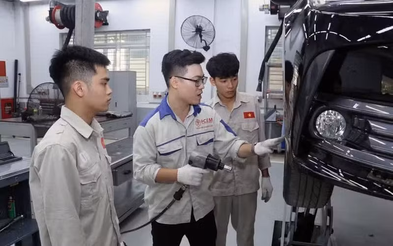 The Ha Noi College for Electro - Mechanics tests the skills of workers before they go to work in Japan. (Photo: MINH THANG/NDO)