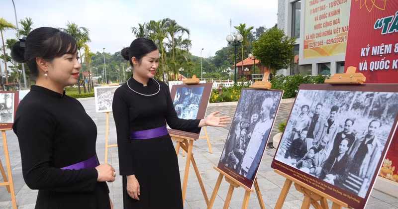 Visitors view the thematic photo exhibition titled “Tan Trao – 81 revolutionary autumns” at the ATK Tan Trao Museum in Tuyen Quang Province. (Photo: MINH TAM)