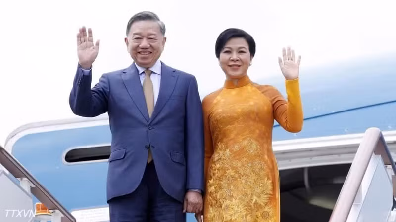 General Secretary of the Communist Party of Viet Nam Central Committee To Lam and his spouse, Ngo Phuong Ly, arrive at Vnukovo international airport in Moscow on September 7 afternoon (local time). (Photo: VNA) 