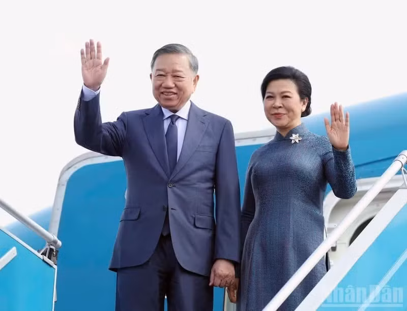 General Secretary of the Communist Party of Viet Nam Central Committee and President To Lam, and his spouse Ngo Phuong Ly leave Ha Noi on September 7 for a state visit to Russia, an official visit to France and attendance at the International Space Summit in Paris, from September 7 to 12. (Photo: VNA)