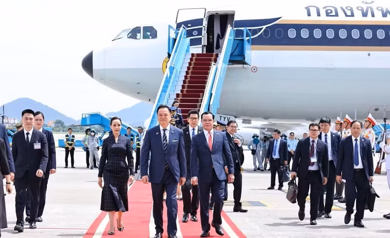 Nguyen Dinh Khang, member of the Party Central Committee and Minister for Ethnic and Religious Affairs (R) welcomes Prime Minister of Thailand Anutin Charnvirakul (centre) at Noi Bai International Airport in Ha Noi on June 8. (Photo: VNA)