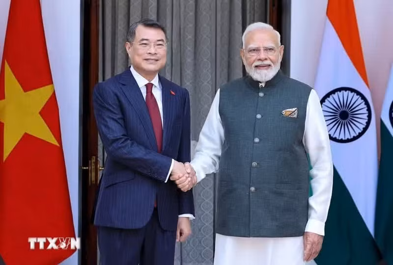 Prime Minister Le Minh Hung (L) shakes hands with his Indian counterpart Narendra Modi before their talks in New Delhi on September 12. (Photo: VNA)