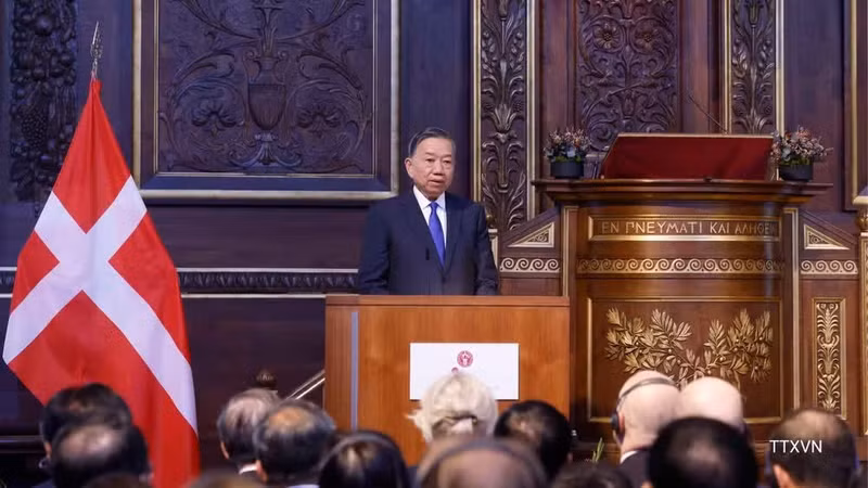 General Secretary of the Communist Party of Viet Nam Central Committee and President To Lam delivers a policy speech at the University of Copenhagen on October 19 afternoon (local time) as part of his state visit to Denmark (Photo: VNA)