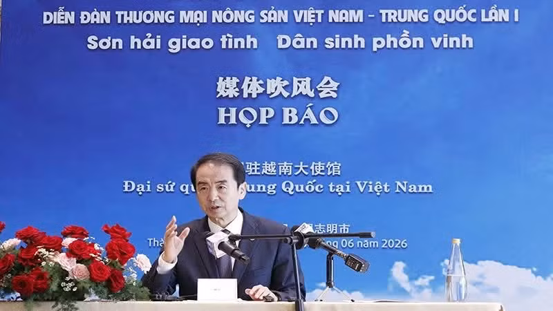 He Wei, Chinese Ambassador to Viet Nam, speaks to the press at the forum.
