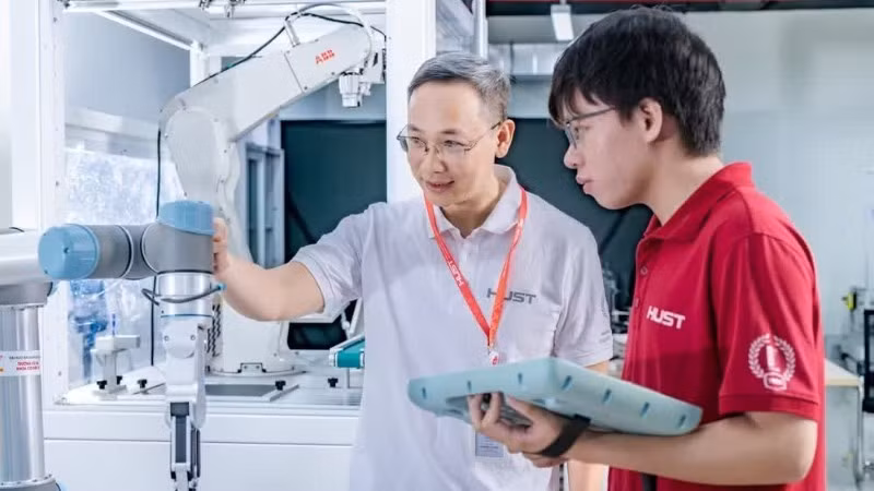Scientific research at a laboratory of the School of Mechanical Engineering, under the Ha Noi University of Science and Technology. (Photo: NDO)