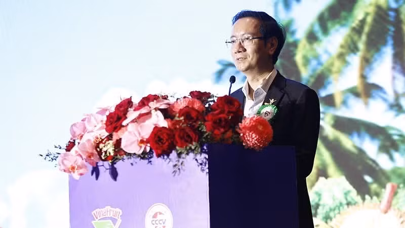 Nguyen Dinh Tung, Chairman of the Board and General Director of Vina T&amp;T Group, speaks at the forum.