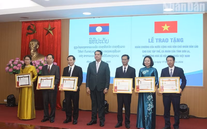 Penkhan Butcha Pheng presents the third-class Labour Order to collectives of Son La Province. (Photo: QUOC TUAN)