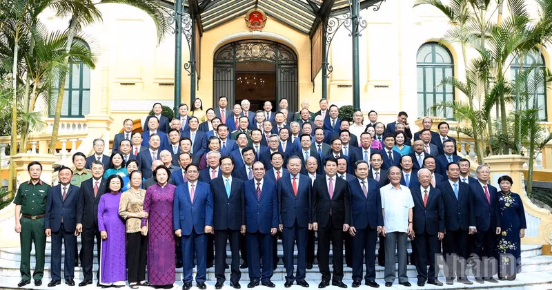 Party General Secretary and State President To Lam, incumbent and former Party and State leaders, and other delegates attend the meeting.