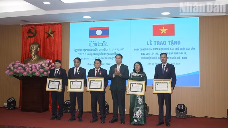 Penkhan Butcha Pheng presents third-class Orders of Freedom to current and former leaders of Son La Province. (Photo: QUOC TUAN)