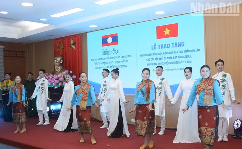 An art performance at the ceremony to present decorations of the Lao People’s Democratic Republic to collectives and individuals of Son La Province. (Photo: QUOC TUAN)