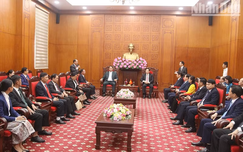 The delegation from Bokeo Province, Laos, pays a courtesy call to leaders of Son La Province. (Photo: QUOC TUAN)