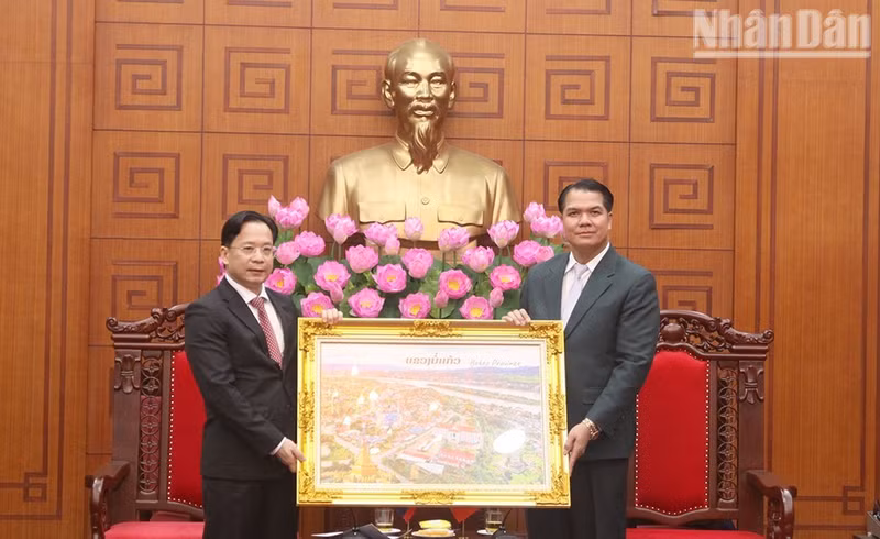 Penkhan Butcha Pheng presents a gift to the Son La Provincial Party Committee. (Photo: QUOC TUAN)