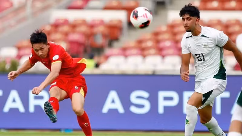 Hai Long scores the opening goal for the Viet Nam national team. (Photo: VFF)