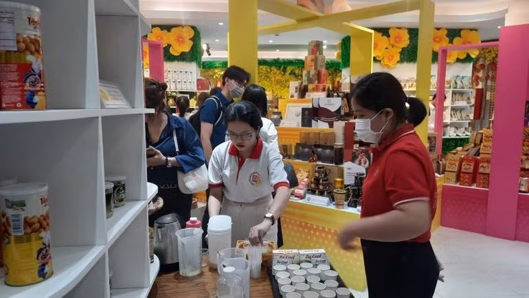 Ho Chi Minh City food and foodstuff enterprises display products at the Ho Chi Minh City Trade and Investment Promotion Centre.