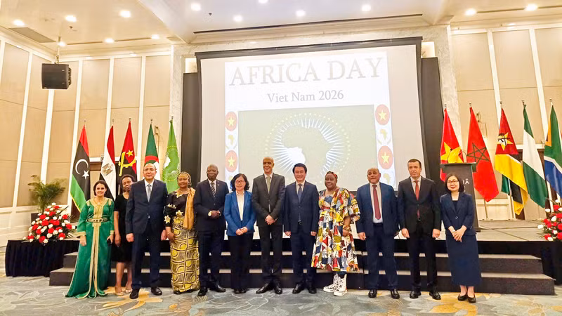 The delegates pose for a photo at the ceremony. (Photo: HONG HANH)